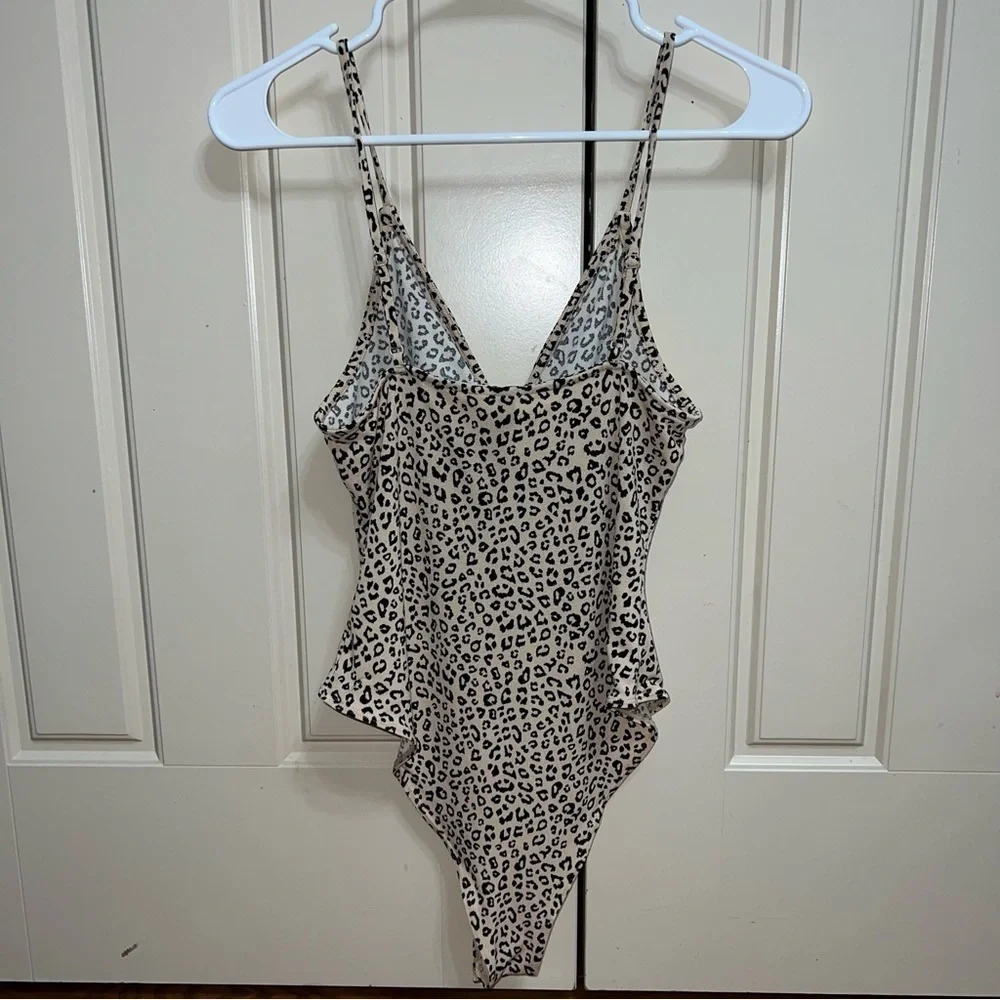 Divided by H&M Leopard Print Spaghetti Strap V-Neck Bodysuit Size Medium - Picture 5 of 10